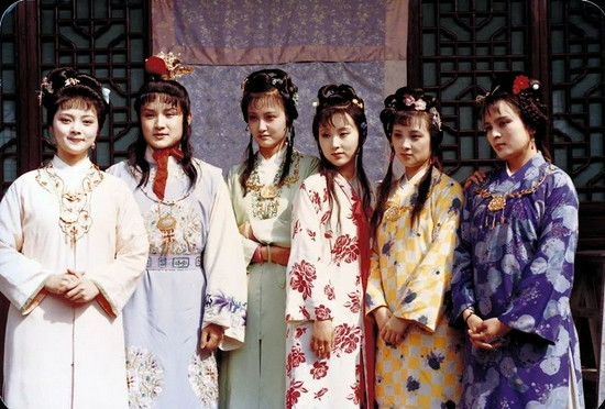 1994年,《红楼梦》中"贾母"的扮演者李婷因脑溢血去世,享年73岁.