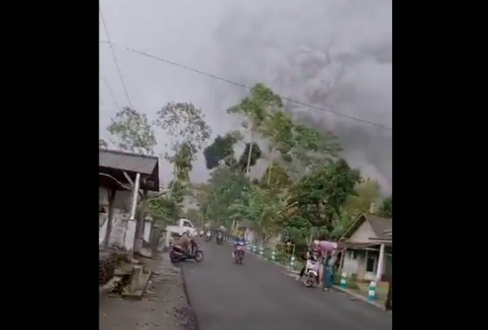 印尼塞梅鲁火山剧烈喷发已致至少13死41伤