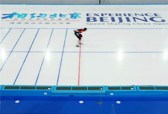2021年10月8日，中国选手杨滨瑜在“相约北京”速度滑冰中国公开赛女子3000米比赛中。新华社记者 张晨霖 摄