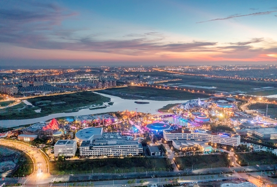  △2021年8月，夜幕降临，上海自由贸易试验区临港新片区灯火辉煌。（图/视觉中国）