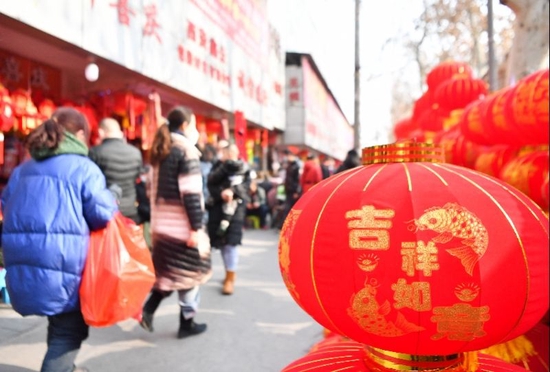 春节临近，陕西省西安市各大年货市场热闹非凡，琳琅满目的商品吸引众多市民前来选购，年货市场的客流量与销售额同比大幅增长。    新华社发