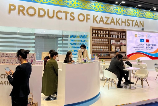 这是2022年11月6日在第五届进博会上拍摄的哈萨克斯坦产品展区。