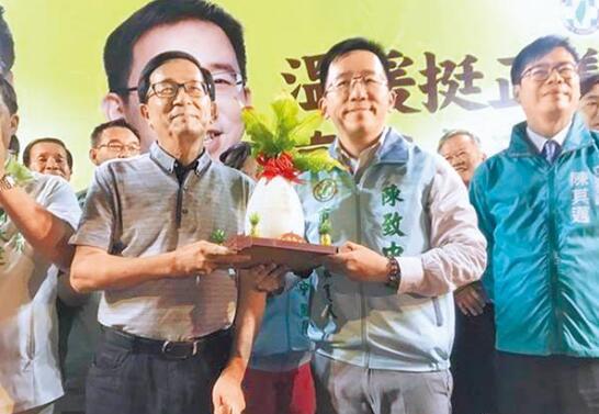 陈水扁（左）去年公开替儿子陈致中（中）助选。（图源：台媒）