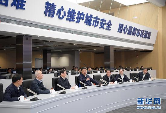 6日下午,习近平在浦东新区城市运转综合管理中心理解上海城市精密化管理和国际贸易单一窗口运营状况。新华社记者 李学仁 摄