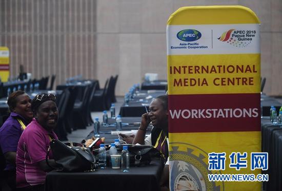 11月13日，工作人员在巴布亚新几内亚首都莫尔兹比港的APEC国际媒体中心休息。APEC第二十六次领导人非正式会议将于11月17日至18日在莫尔兹比港举行。新华社记者吕小炜摄