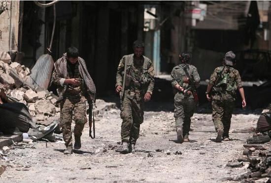  叙利亚库尔德人主导的“叙利亚民主军”。（图：路透）