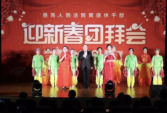 图为最高人夷易近法院举行离退休干部迎新春团拜谒。孙若丰 摄