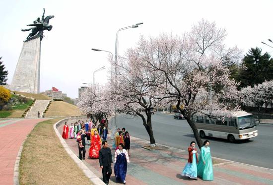 平壤市内千里马铜像附近街道两旁鲜花盛开。新华社/朝中社