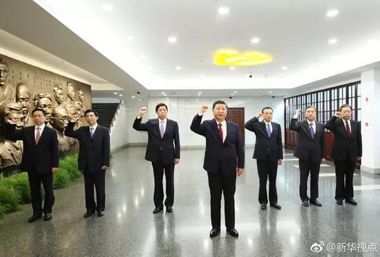 2017年10月31日，在上海中共一大会址纪念馆，习近平带领其他中共中央政治局常委同志一起重温入党誓词。