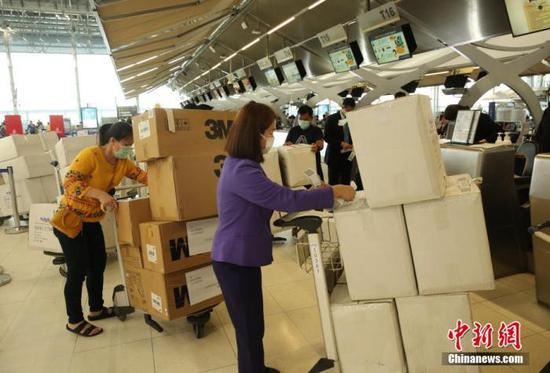 1月31日，泰国华人华侨爱心人士捐赠的一批防护服、口罩等物资在曼谷素万那普机场办理手续准备运往武汉。 中新社记者 王国安 摄