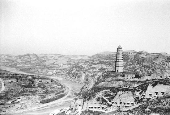 20世纪30年代的延安城。（吴印咸 摄）