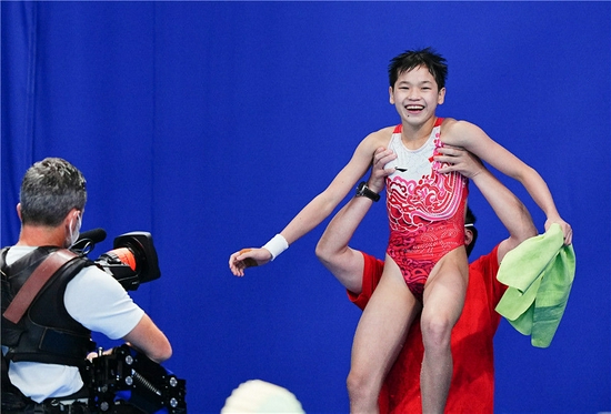 2021年8月5日，全红婵（上）在比赛后庆祝。当日，在东京奥运会跳水项目女子10米跳台决赛中，中国选手全红婵夺得冠军。新华社记者 许畅 摄