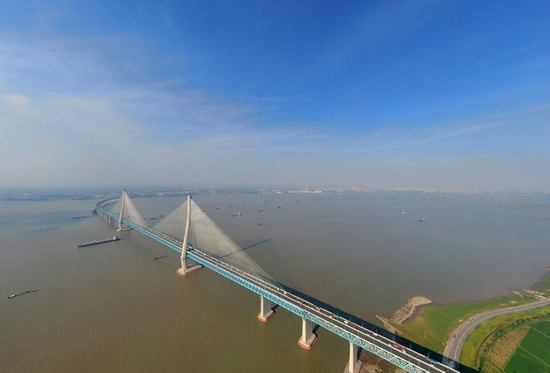 这是8月31日拍摄的沪苏通长江公铁大桥（无人机照片）。新华社发（许丛军 摄）