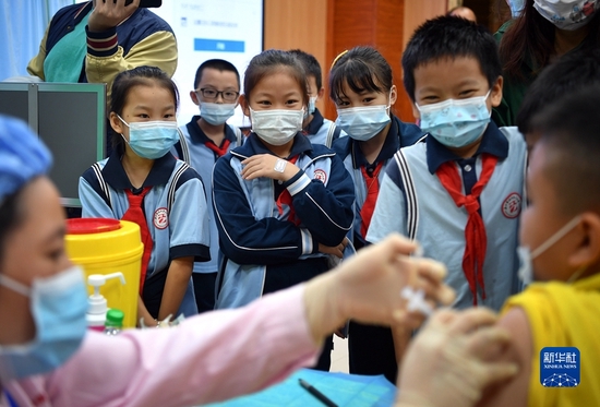 2021年10月28日，海南省海口市琼山第三小学的学生排队接种疫苗。 新华社记者郭程摄
