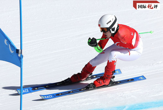 3月3日，高山滑雪运动员训练备战北京2022年冬残奥会。