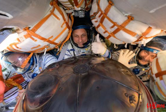 ▲3月30日，美国宇航员马克·范德·海（左）与俄罗斯宇航员彼得·杜布罗夫（右）和安东·什卡普列罗夫乘坐俄罗斯“联盟”飞船从国际空间站返回地球。