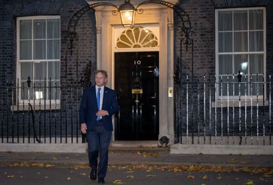 当地时间2022年10月19日，英国伦敦，英国议员格兰特·沙普斯站在唐宁街10号前。图/IC photo