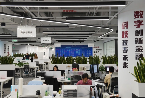 工作人员在位于首都功能核心区内的新动力金融科技中心工作（2022年9月14日摄）。新华社记者 张晨霖 摄