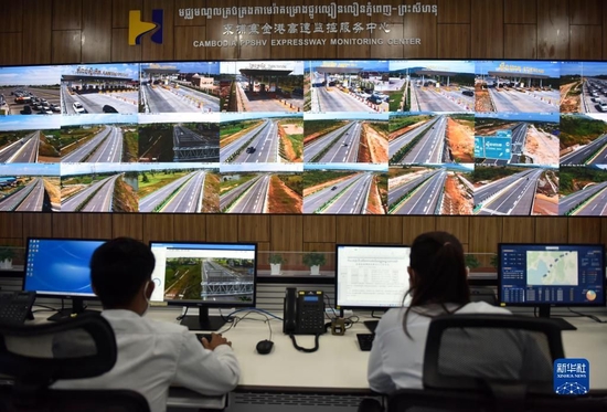 2022年11月7日，工作人员在柬埔寨首都金边的金港高速监控服务中心工作。新华社记者 吴长伟 摄