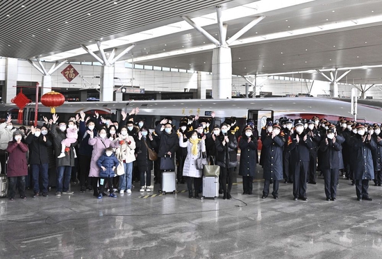 1月18日，郑州东站铁路客运干部职工和旅客同习近平总书记视频连线。新华社记者 燕雁 摄