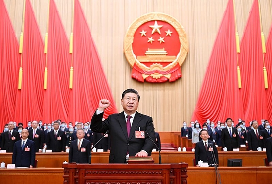 2023年3月10日，十四届全国人大一次会议在北京人民大会堂举行第三次全体会议。习近平全票当选为中华人民共和国主席、中华人民共和国中央军事委员会主席。这是习近平进行宪法宣誓。