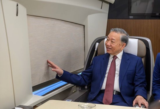 越共中央总书记、国家主席苏林乘高铁赴雄安新区参访