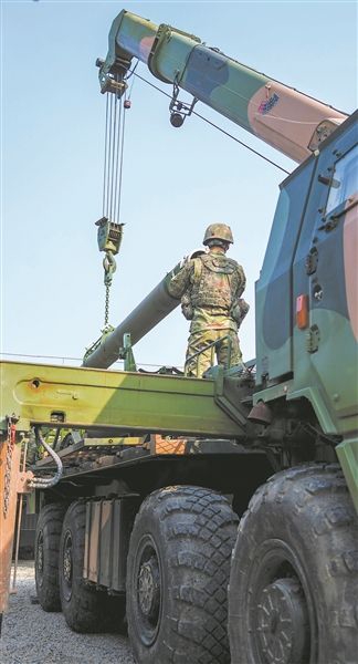 图④：东部战区陆军某炮兵旅官兵正在进行火箭弹吊装。韩学扬摄