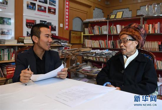 毛浩夫（左）向爷爷毛秉华请教党史问题（2017年11月17日摄）。新华社记者 申宏摄
