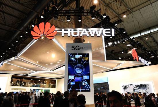  2月26日，在西班牙巴塞罗那移动通信大会上，华为公司展台用电子屏展示5G技术。 （新华社）