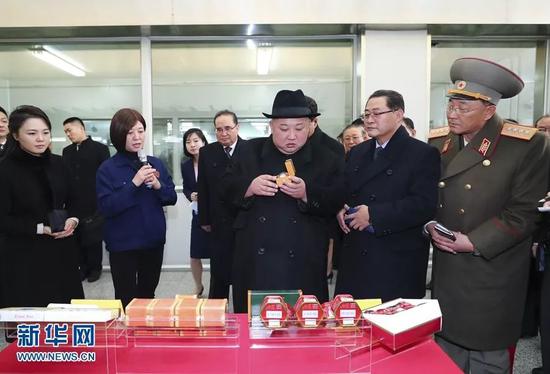 1月9日,金正恩参观北京同仁堂股份有限公司同仁堂制药厂亦庄分厂,实地考察有关传统工艺及现代化中药加工生产线。 新华社记者 谢环驰 摄