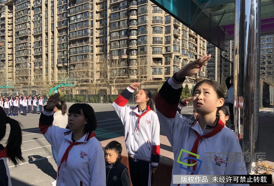 陈经纶中学嘉铭分校欧陆校区牵手幼儿园开展主题升旗仪式。学校供图
