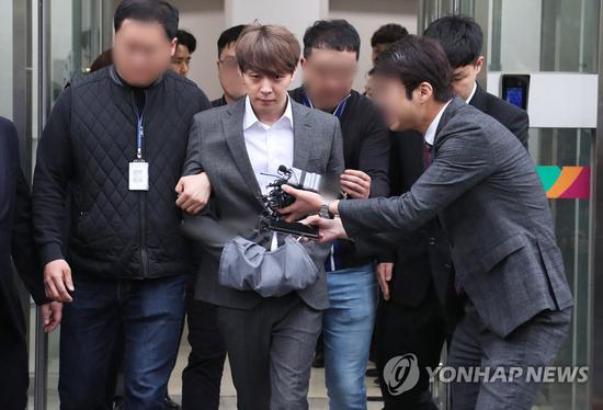  26日，朴有天接受拘留前审讯后，走出法庭。（韩联社）