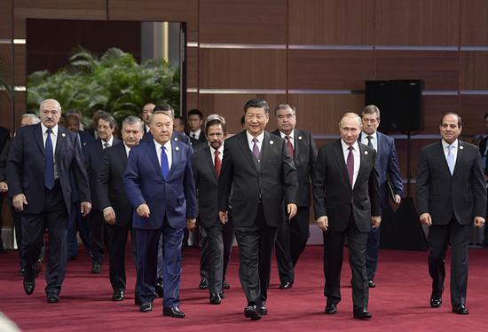 2019年4月26日,国家主席习近平在北京出席第二届“一带一路”国际合作高峰论坛开幕式,这是习近平和出席开幕式的外方领导人共同步入会场。