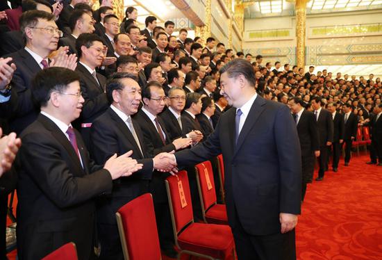 2019年2月20日，习近平在人民大会堂会见探月工程嫦娥四号任务参研参试人员代表。他同大家热情握手、亲切交流，询问他们的工作和生活情况，并同大家合影留念。