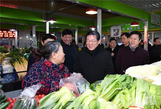12月31日，省委书记、省人大常委会主任王东峰在石家庄调研检查，看望慰问一线工作者，代表省委、省政府，向大家表示衷心感谢，致以崇高敬意。这是王东峰在塔北路菜市场与商户和群众进行交流，详细了解节前市场供需和价格走势情况。 河北日报客户端记者赵威摄
