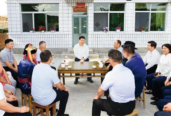 △2019年7月15日至16日,中共中央总书记、国家主席、中央军委主席习近平在内蒙古考察并指导开展“不忘初心、牢记使命”主题教育。这是15日下午,习近平在赤峰市喀喇沁旗河南街道马鞍山村村民张国利家,同基层干部群众代表座谈交流。