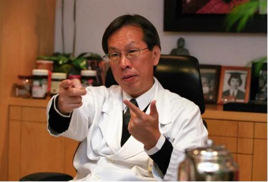 有人曾评价黄芳彦，若坚持学术研究，定有建树。可他偏偏要攀附权贵。