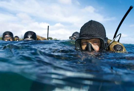 在美国夏威夷珍珠港,参加"环太平洋"军演的澳大利亚海军士兵准备进行