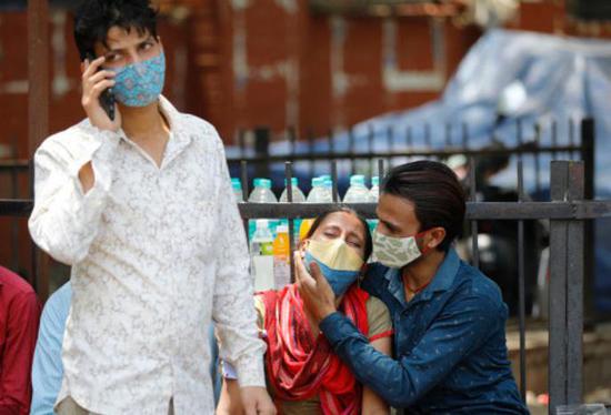 印度首都新冠重症病床告急 仅剩11张给确诊孕妇|新冠肺炎_新浪新闻