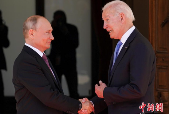俄罗斯总统普京和美国总统拜登在会谈前握手。图片来源：中新网