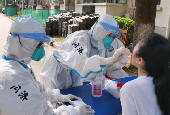 武汉同济医院组建的200余人的医疗队采集核酸/医院供图