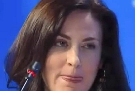 甘布勒在采访过程中每一个动作细节都被索洛维约夫把玩分析一番