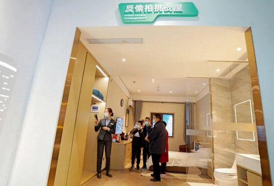 2021年2月16日，河南郑州网络安全科技馆，“反偷拍挑战屋”设置了一个酒店场景，隐藏了100多个偷拍摄像头，观众可以通过寻找摄像头提高反偷拍知识。图/视觉中国