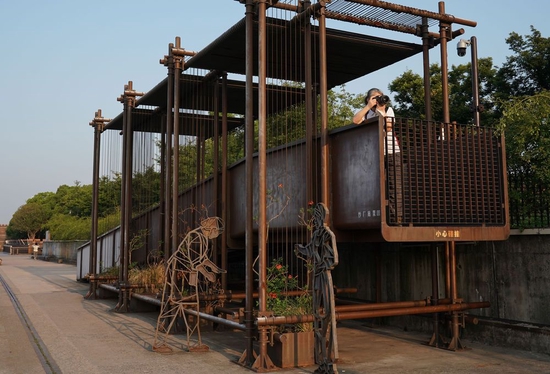↑杨浦滨江的纱厂廊架，既是带有历史记忆的工业元素，又是供人们观景休憩的服务设施（2022年7月28日摄）。