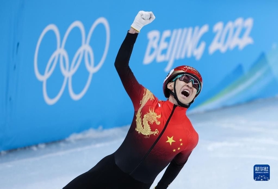 在北京首都体育馆，中国队选手武大靖在北京2022年冬奥会短道速滑项目混合团体接力决赛后庆祝夺冠（2022年2月5日摄）。新华社记者 杨磊 摄