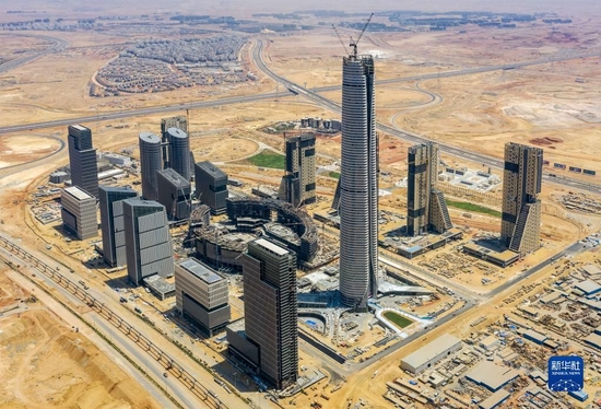这是2022年7月19日拍摄的由中国建筑股份有限公司埃及分公司承建的埃及新行政首都中央商务区项目（无人机照片）。 新华社发（中建埃及供图）