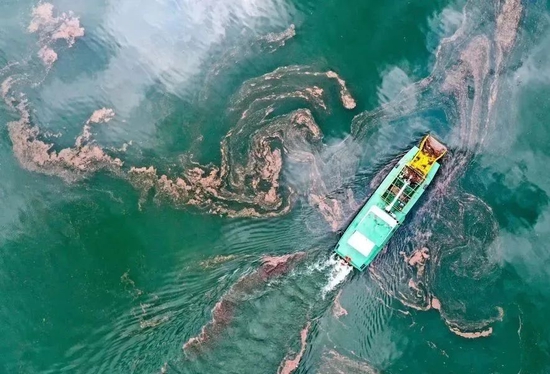  △垃圾清理船在贵州黔西市乌江源百里画廊江面上清理垃圾（2022年6月2日摄）。