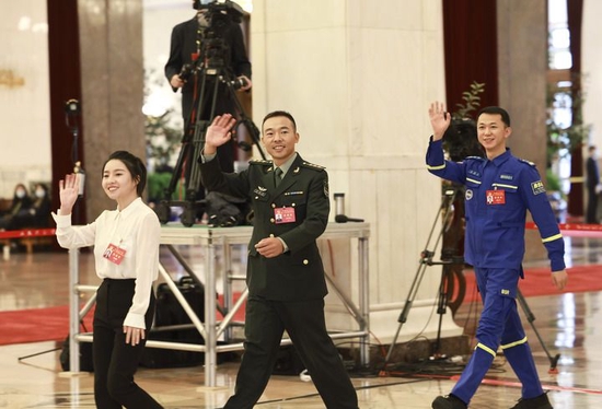 姜丽娟、孙金龙、於若飞代表（自左至右）步入“党代表通道”，准备接受采访。新华社记者 邢广利 摄