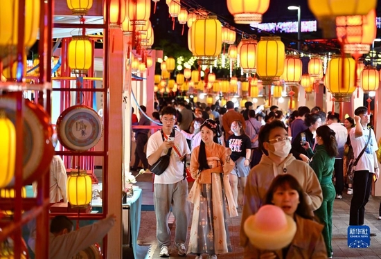 游客在海南省海口市日月广场逛古风市集（2023年2月19日摄）。新华社记者 郭程 摄