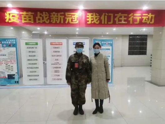 首位接种新冠疫苗志愿者靳官萍与“偶像”陈薇院士合影留念。